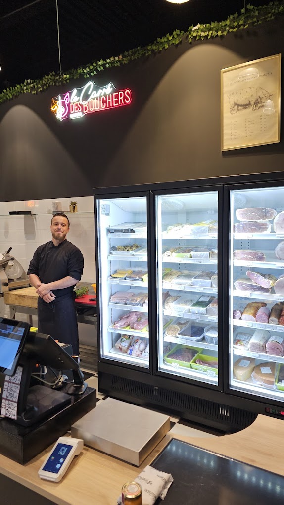 L'artisan boucher devant son comptoir — Le Carré des Bouchers, Nevers