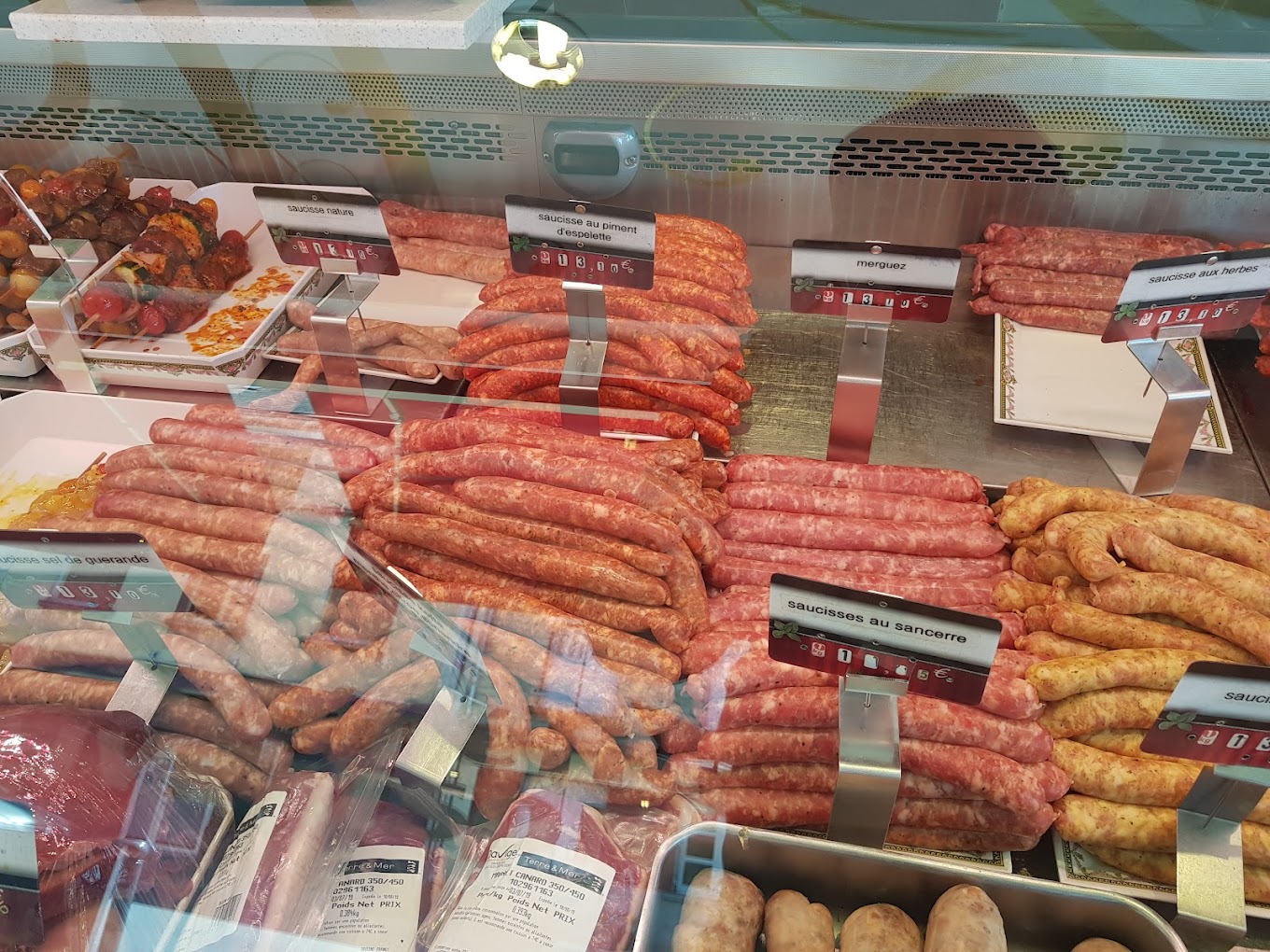 Vitrine saucisses maison — merguez, chorizo, saucisses aux herbes