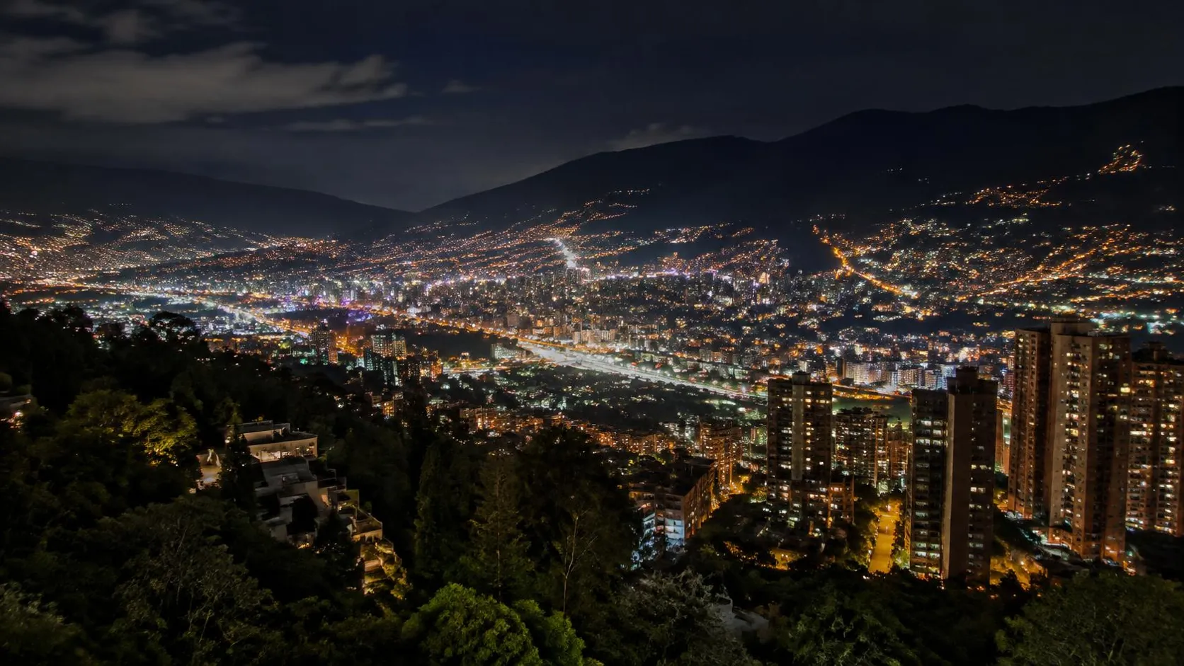 Illustration éditoriale de Medellín le soir