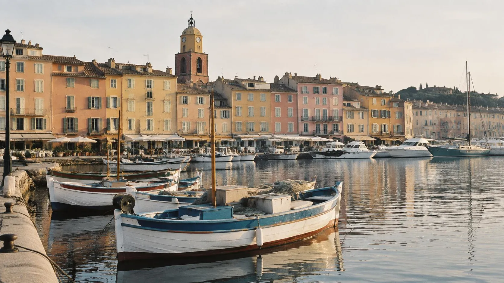 Illustration éditoriale de Saint-Tropez le matin