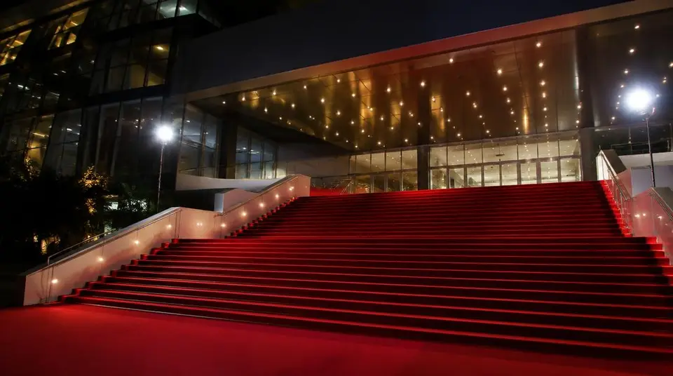 Marches et tapis rouge d'un palais de festival au soir