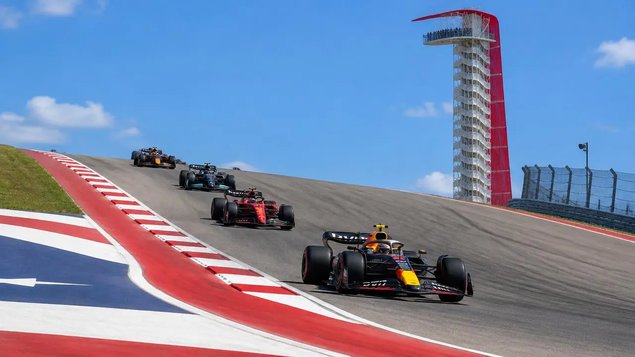 Monoplaces dans la montée du virage 1 à Austin