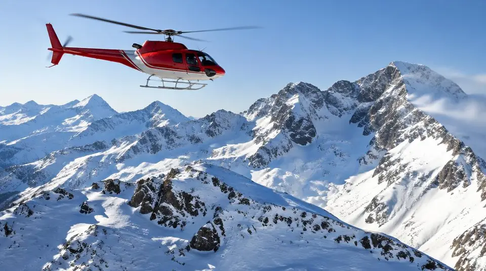 Hélicoptère au-dessus des sommets enneigés du Colorado