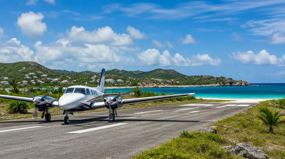 Petit avion sur la piste courte de Saint-Barth, au bord de la mer