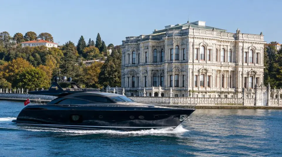 Yacht sur le Bosphore devant un palais de rive
